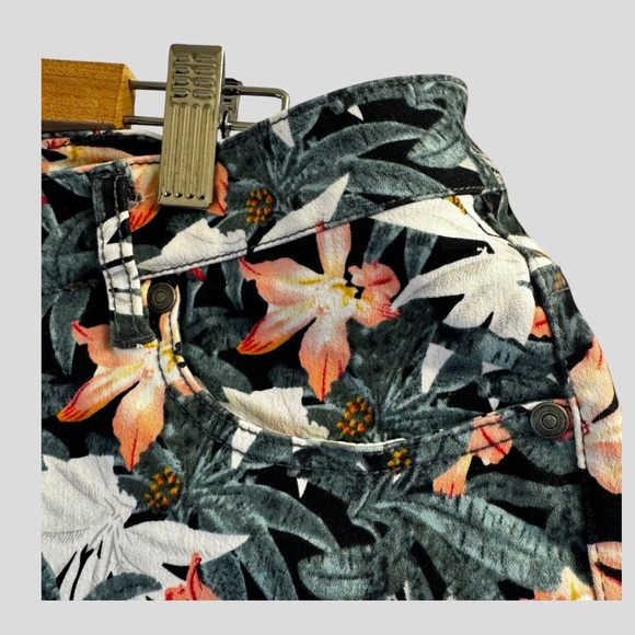 Suko Jeans Women’s Jean Shorts Floral Size 14 - Picture 6 of 14